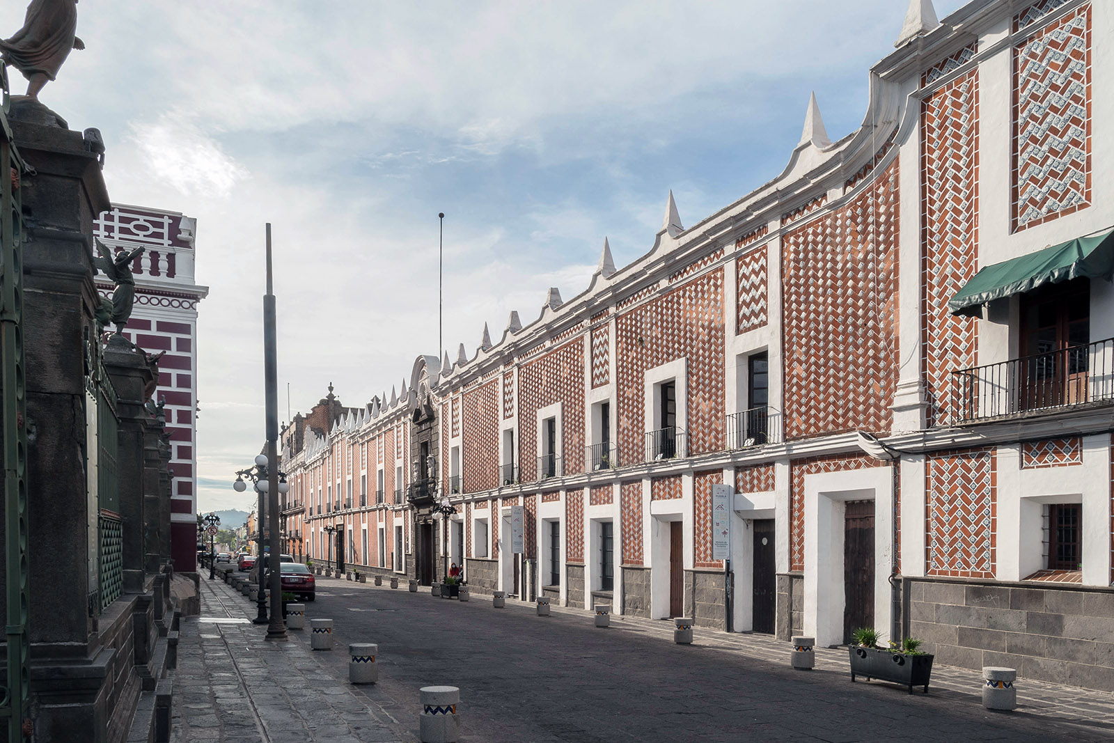 Building with colorful tiles in Puebla de los Ángeles